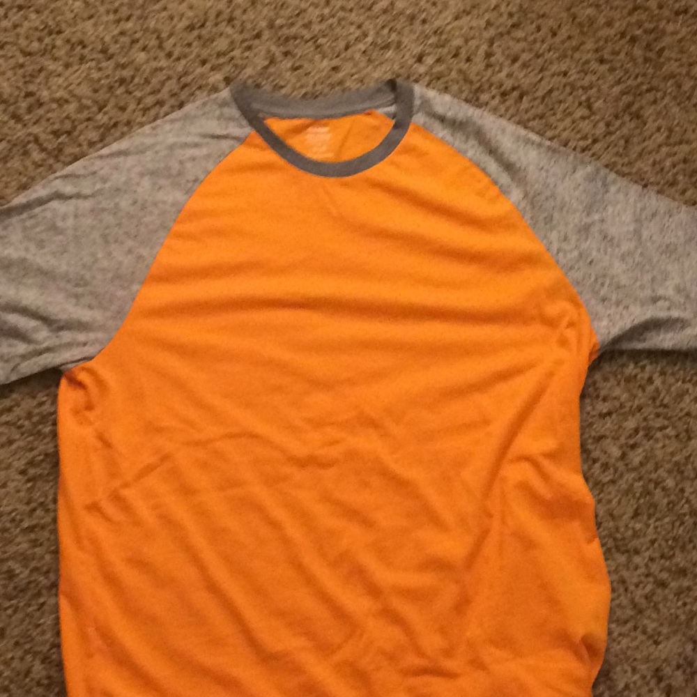 T-shirt brand is old navy. Only bin worn once